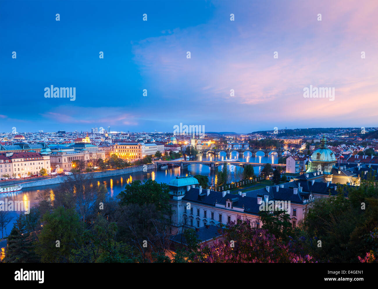 Reisen Sie Prag Konzept Hintergrund - erhöhten Blick auf Brücken über die Moldau vom Letná Park. Prag-Tschechische Republik in der Dämmerung Stockfoto