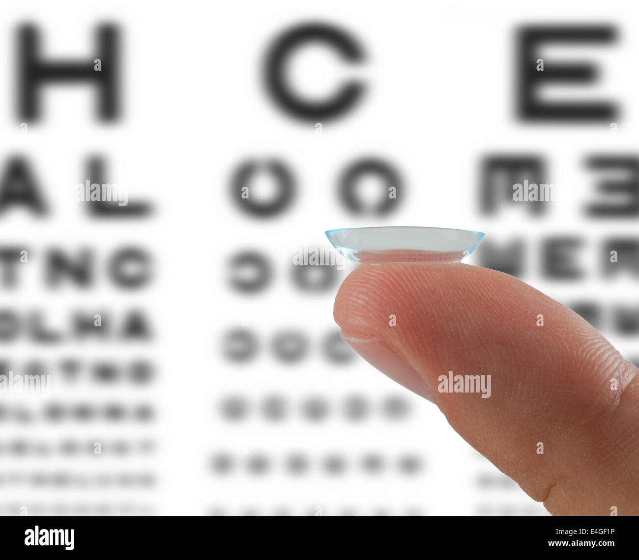 Kontaktlinse auf Finger auf dem Tisch für die Überprüfung Sehkraft Stockfoto