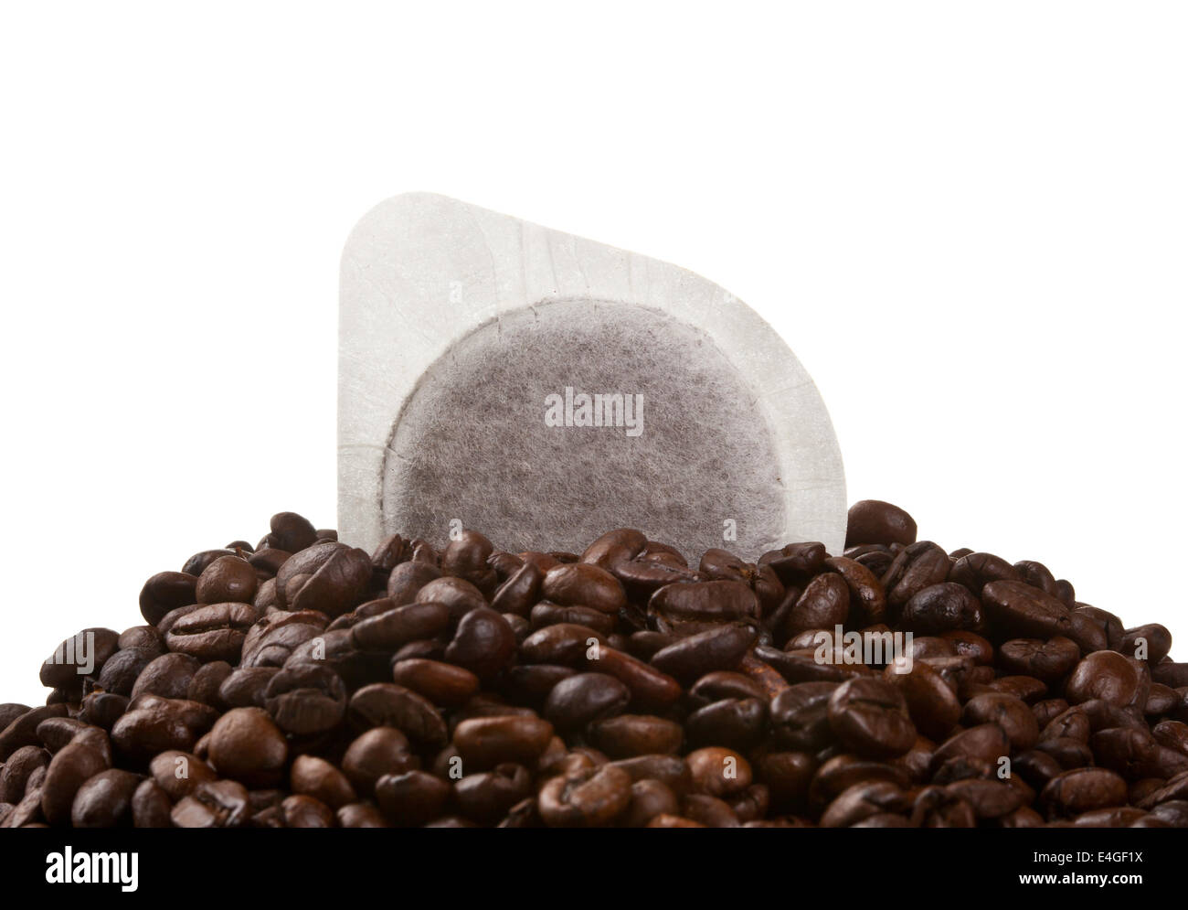 Kaffee Pads und Bohnen isoliert auf weißem Hintergrund. Stockfoto