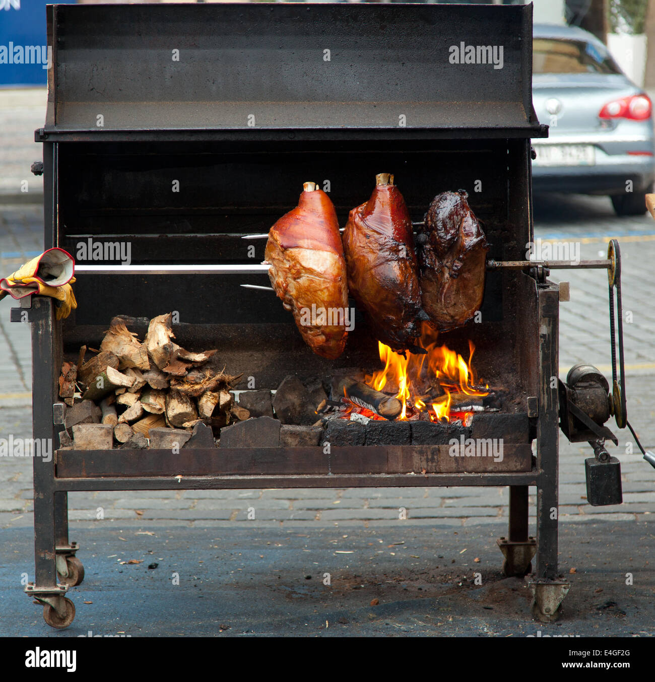 Schweinefleisch kochen auf einem Holzofen in der Straße von Prag. Stockfoto