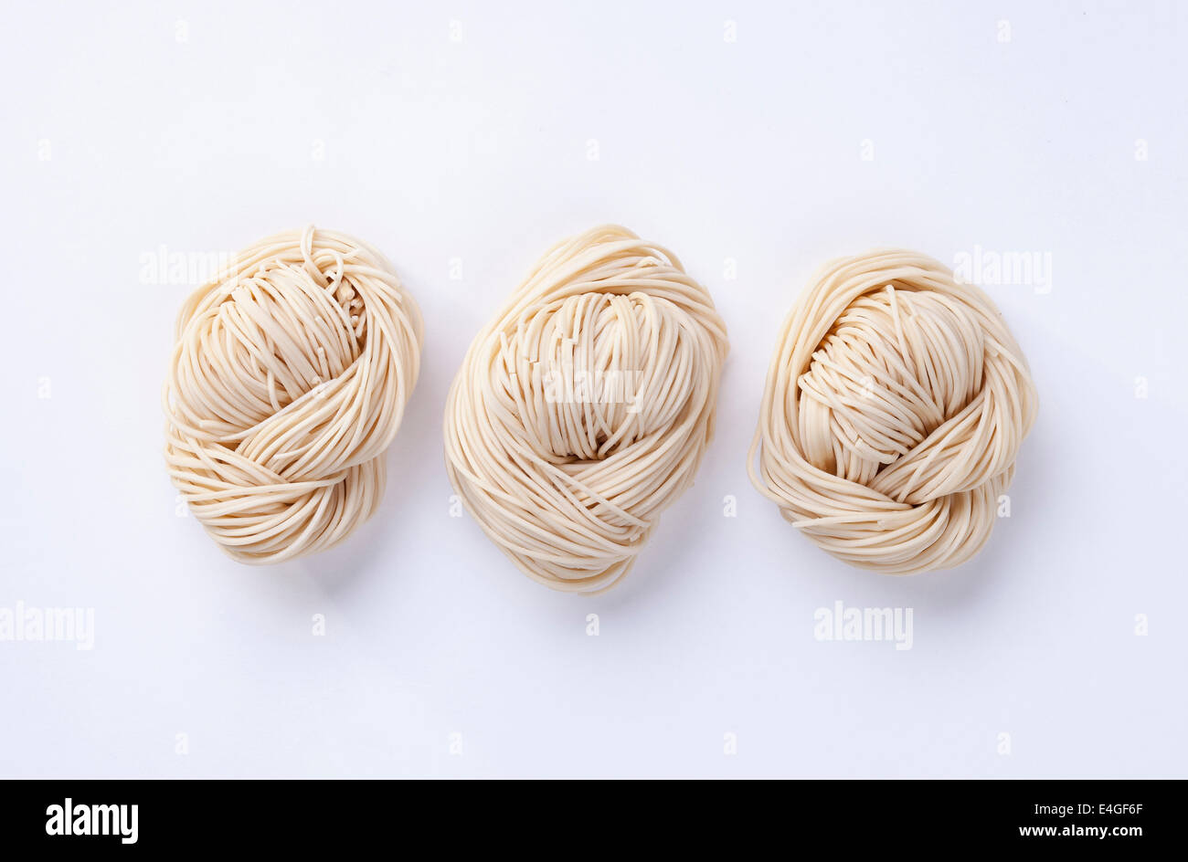 Getrocknete chinesische Nudeln Stil isoliert auf weißem Hintergrund Stockfoto