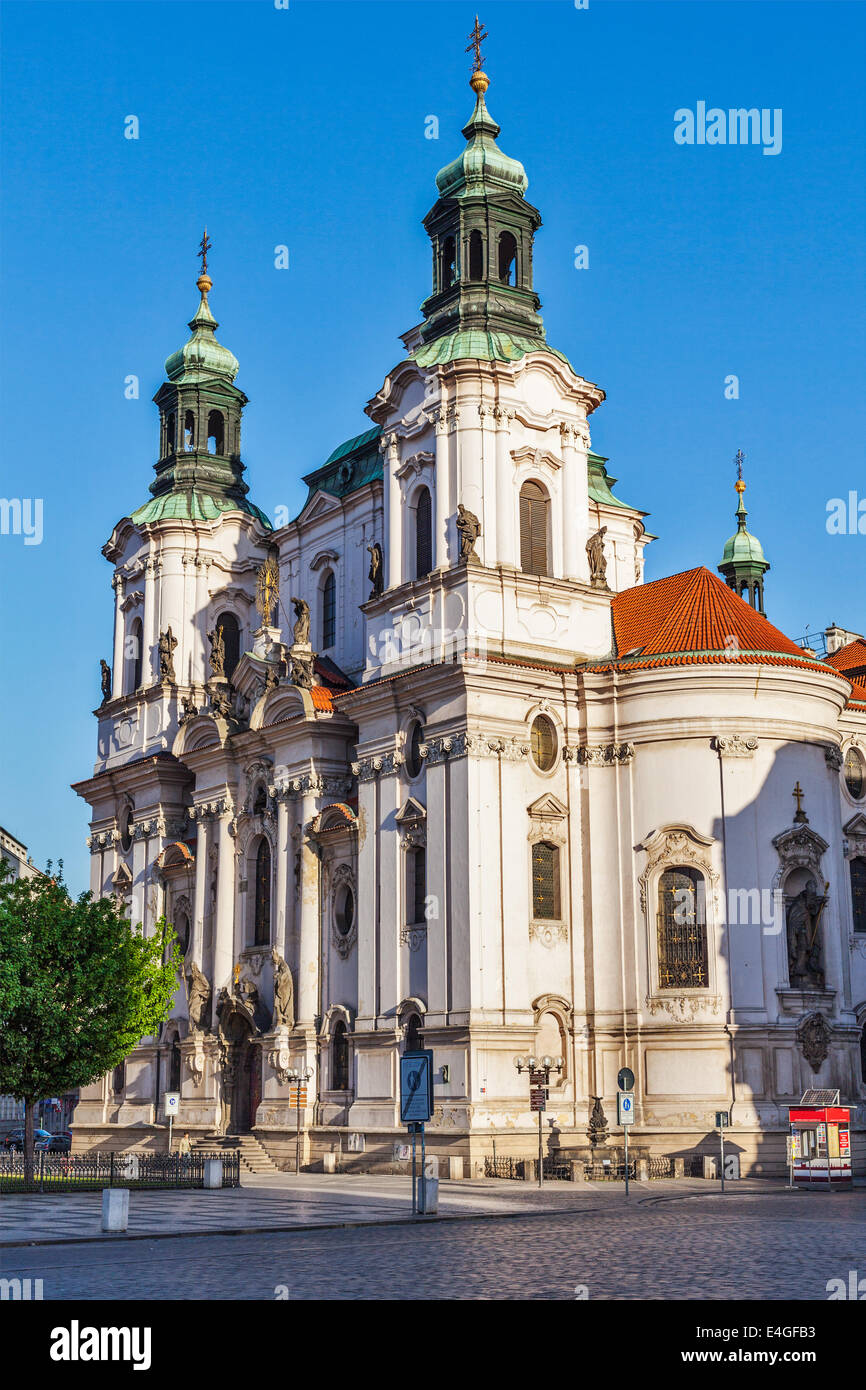 St.-Nikolaus-Kirche am Altstädter Ring in frühen Morgenstunden, Prag, Tschechische Republik Stockfoto