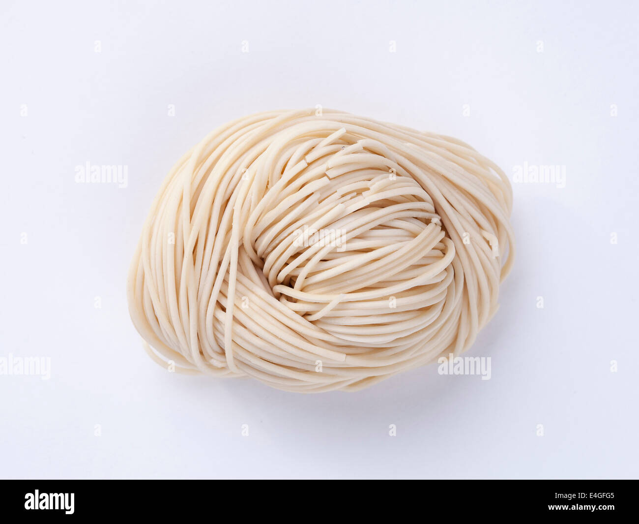 Getrocknete chinesische Nudeln Stil isoliert auf weißem Hintergrund Stockfoto