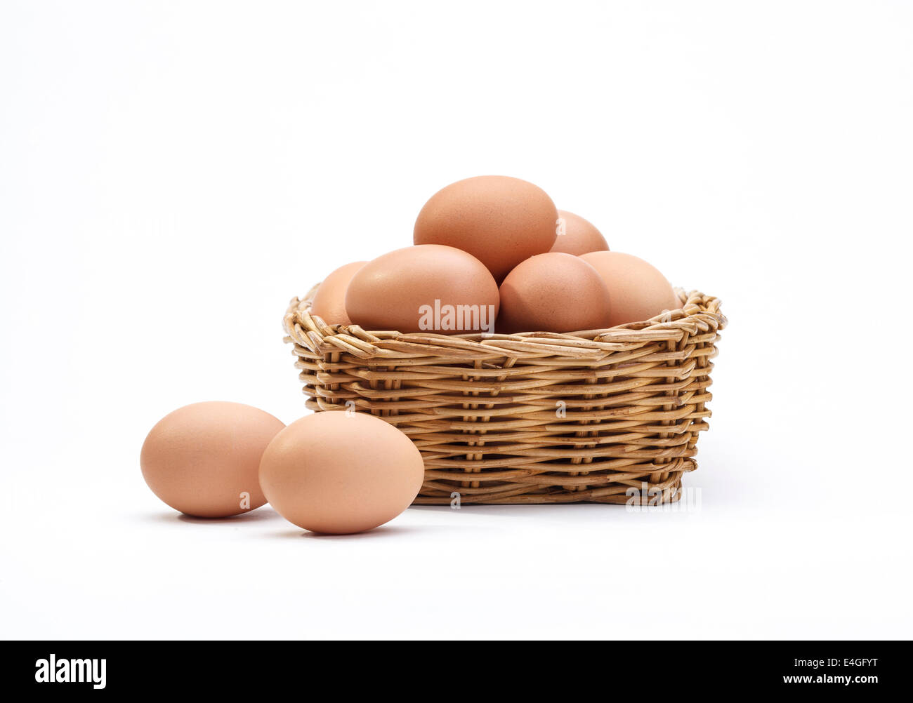 Eiern in Rattan Korb isoliert ein gesundes Essen Geschenk auf weiss Stockfoto