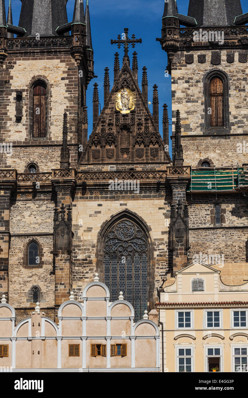 Ansicht der Teynkirche (Tynsky Ring) am alten Stadtplatz vom Rathaus. Prag, Tschechische Republik Stockfoto