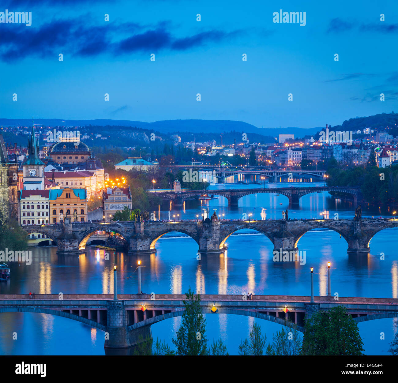 Reisen Sie Prag-Konzept, dass Hintergrund Blick auf Brücken über Moldau vom Letná Park erhoben. Prag, Tschechische Republik in der Dämmerung Stockfoto