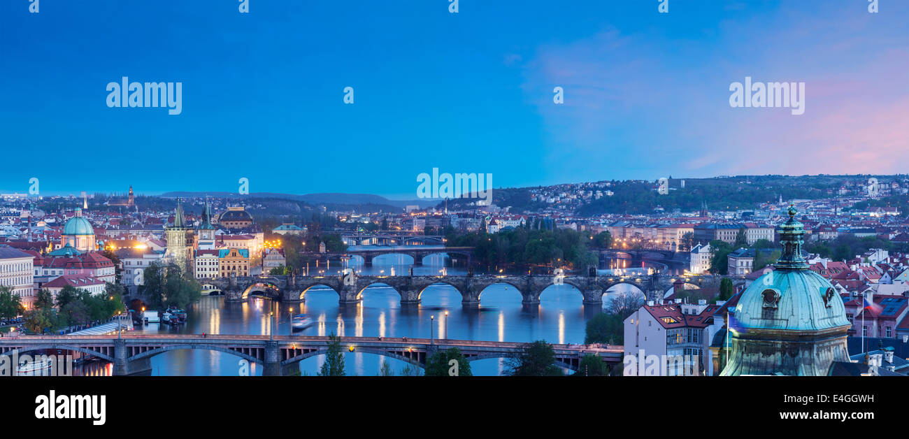Reisen Sie Prag-Konzept, dass Hintergrund Blick auf Brücken über Moldau vom Letná Park erhoben. Prag, Tschechische Republik in der Dämmerung Stockfoto