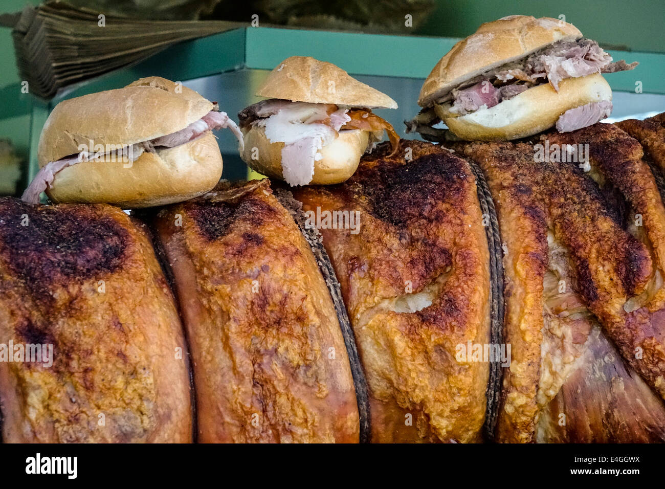 Imbiss-Stand mit der Porchetta Schweinefleisch Spezialität, Wochenmarkt, Siena, Toskana, Italien, Europa Stockfoto