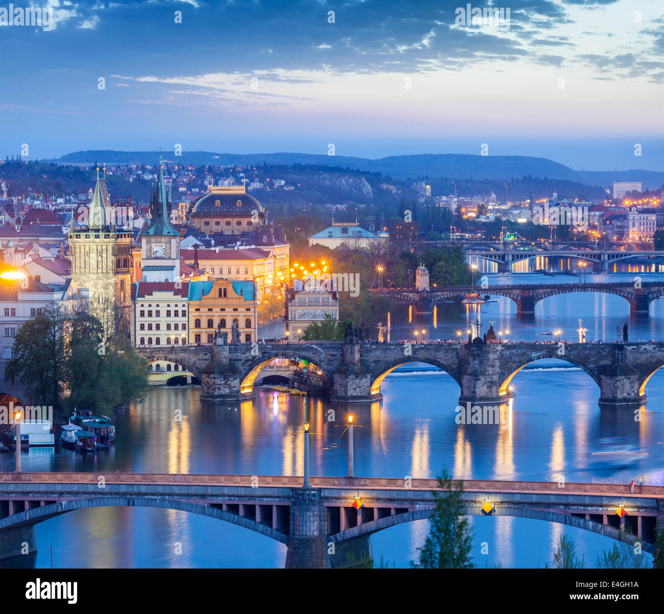 Reisen Sie Prag Konzept Hintergrund - erhöhten Blick auf Brücken über die Moldau vom Letná Park. Prag, Tschechische Republik in twiligh Stockfoto