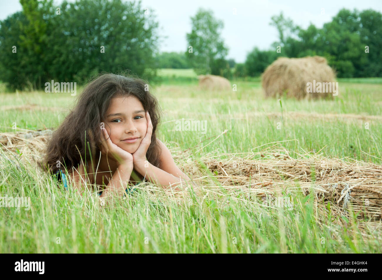 Schöne langhaarige Mädchen in einem Feld Stockfoto