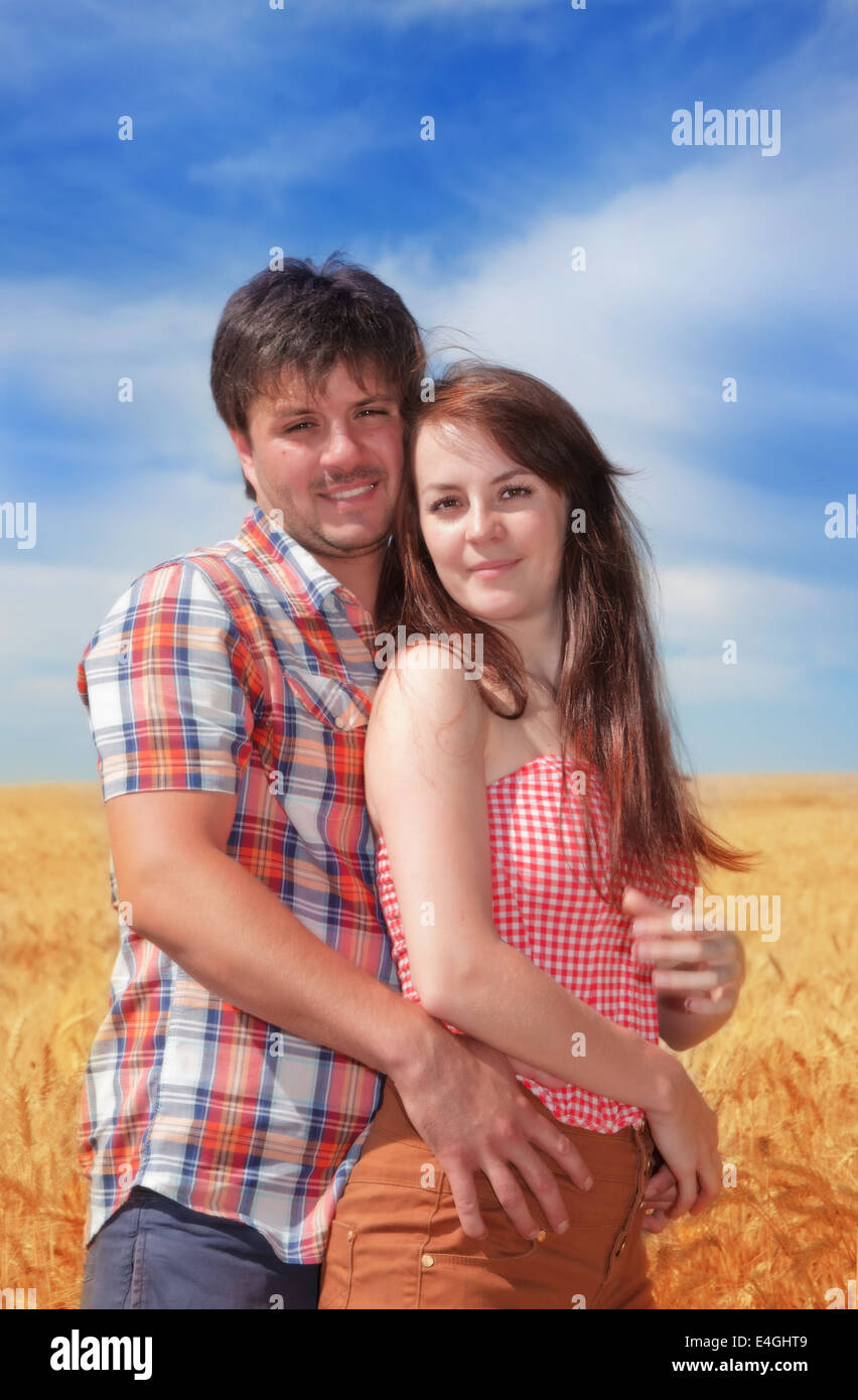 Mann und Frau auf die Natur umarmt Stockfoto