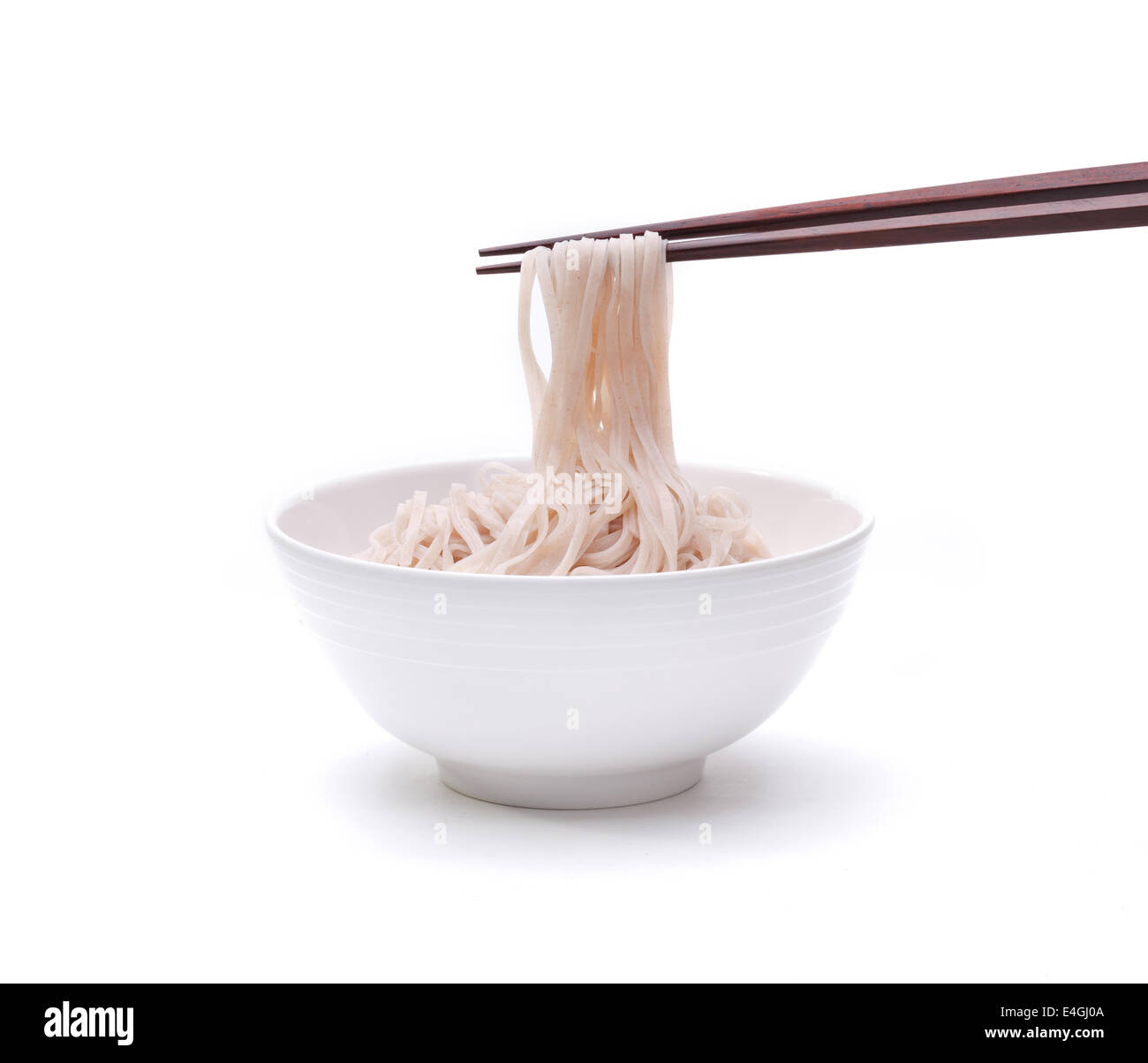 Brauner Reisnudeln in eine Schüssel mit Ess-Stäbchen isoliert auf weißem Hintergrund Stockfoto