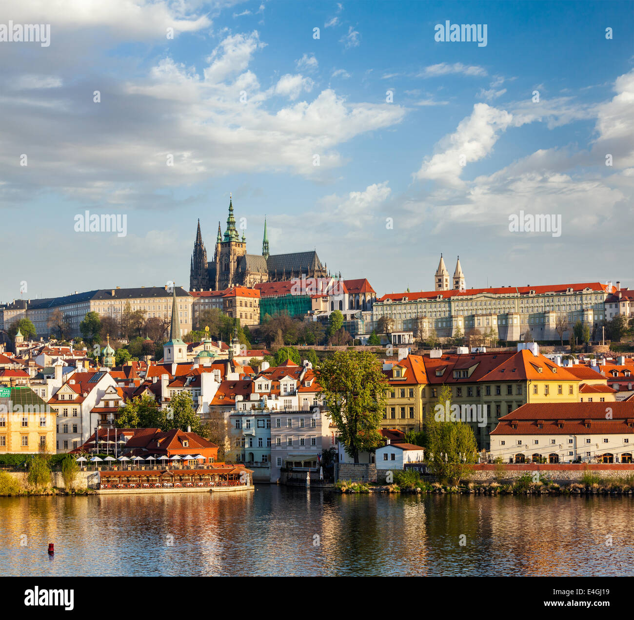 Ansicht von Mala Strana und Prager Burg über der Moldau. Prag, Tschechische Republik Stockfoto