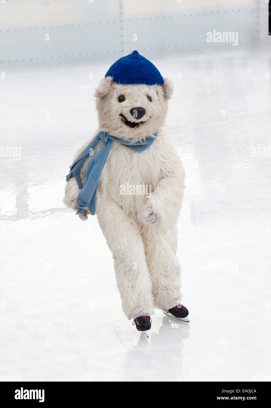 Lehrer, verkleidet als ein Eisbär in der Eisbahn in München, Deutschland Stockfoto