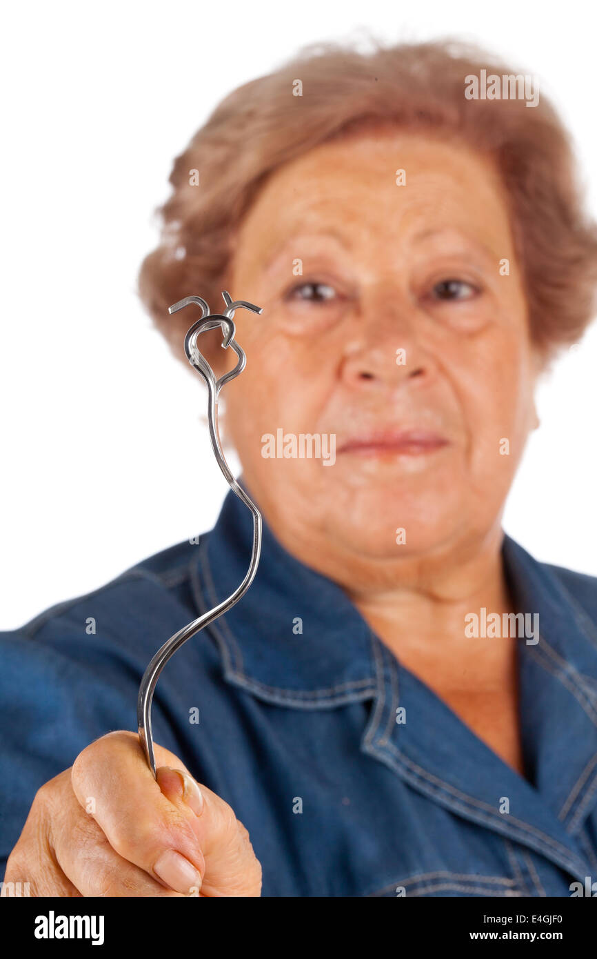 Ältere Menschen mit psychokinetischen Fähigkeiten biegen Gabel auf weißem Hintergrund. Stockfoto