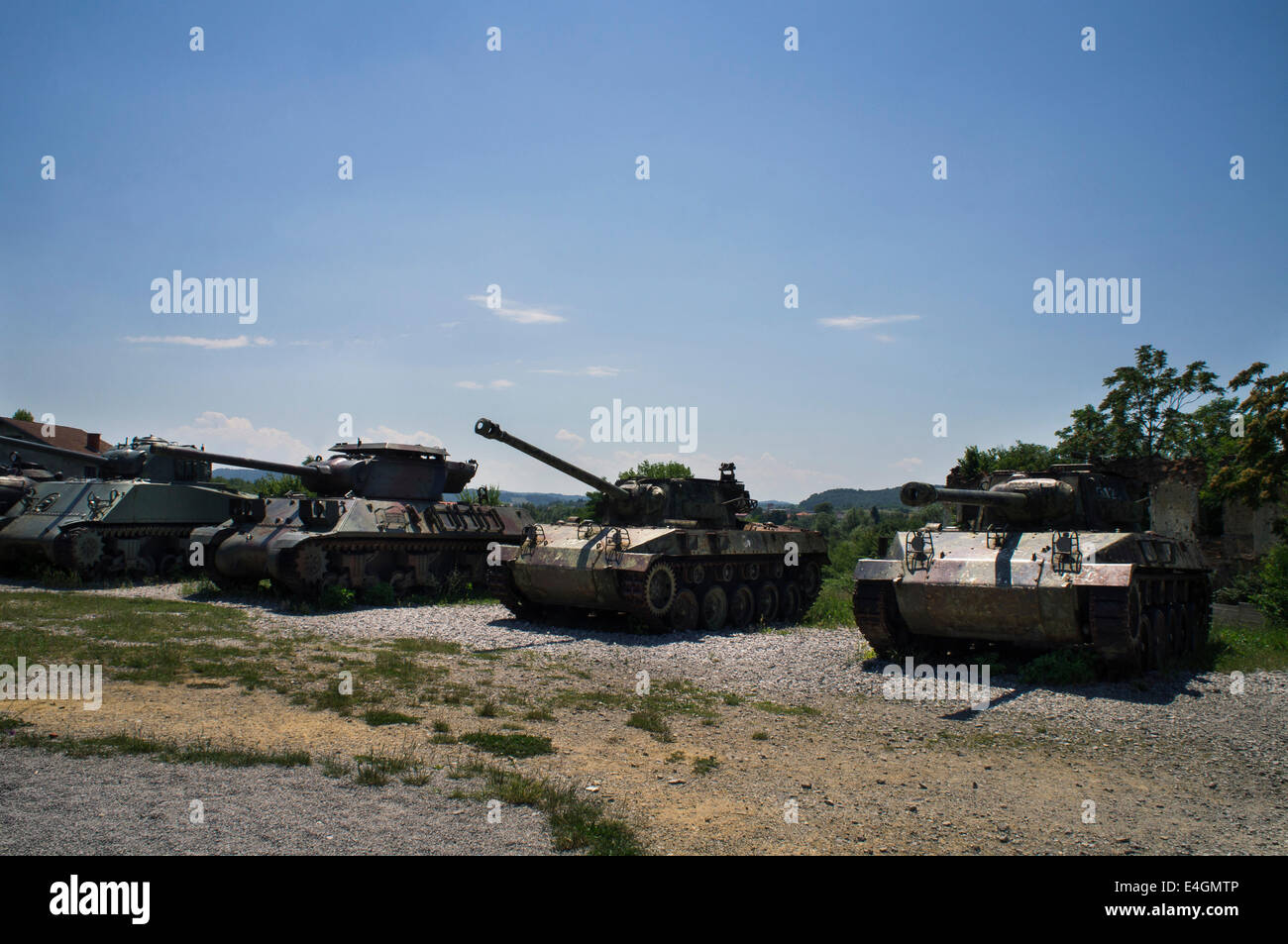 Museum des kroatischen Unabhängigkeitskrieges 1991-1995 (Heimatkrieges, Domovinski Ratte), von links nach rechts: Tank M4A3 Sherman, selbstfahrende Kanone M-36, M18 Hellcat Gun motor Carriage (2 pc), Karlovac, Turanj, Kroatien, 28. Juni 2014 (CTK Foto/Libor Sojka) Stockfoto