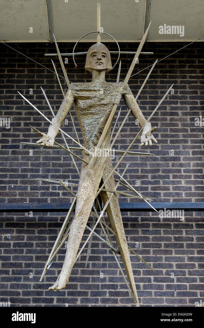 Die Statue von Christus über der südlichen Tür der St. Martins Kirche in Basildon. Stockfoto