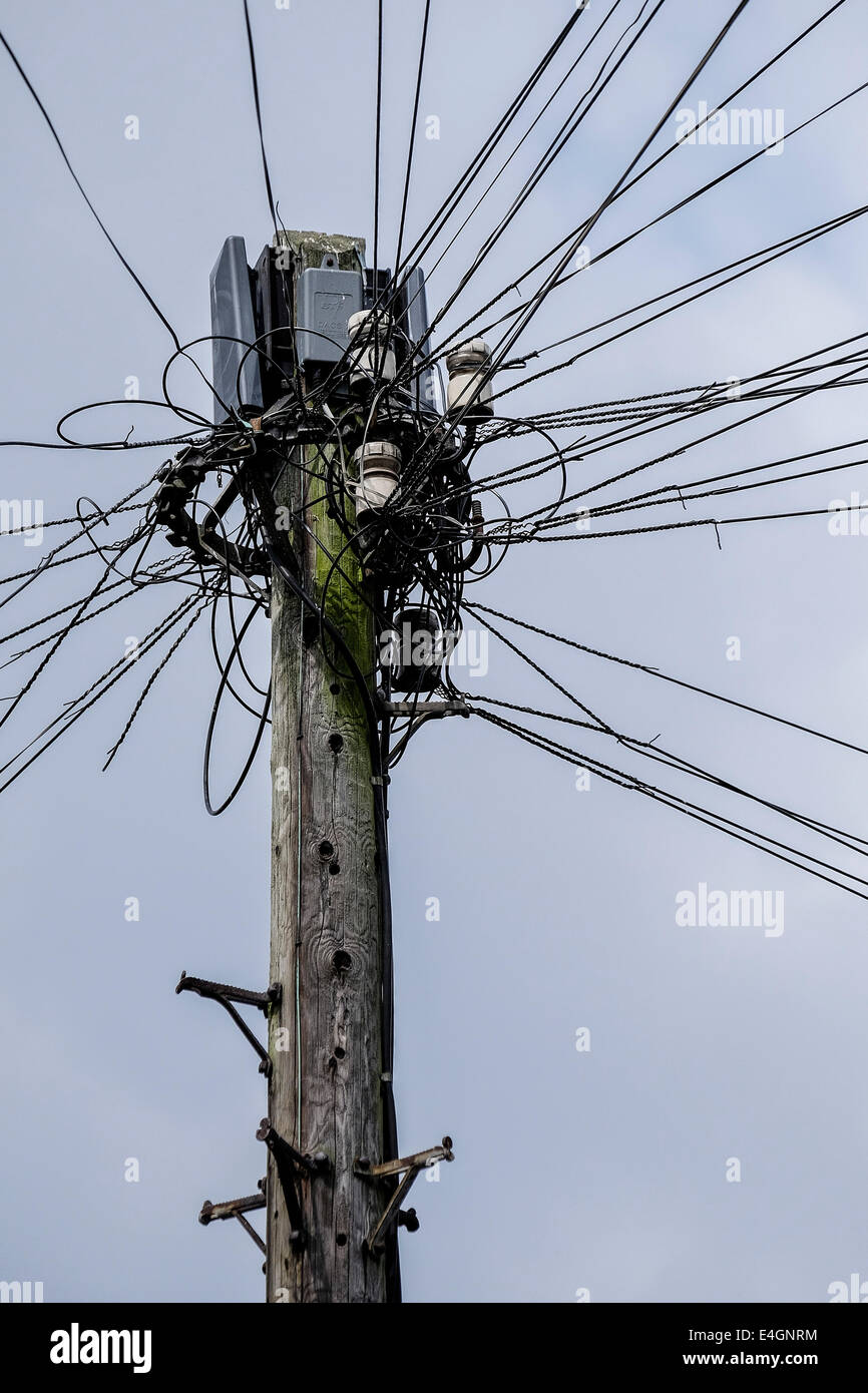 Ein Telegrafenmast mit Telefonleitungen. Stockfoto