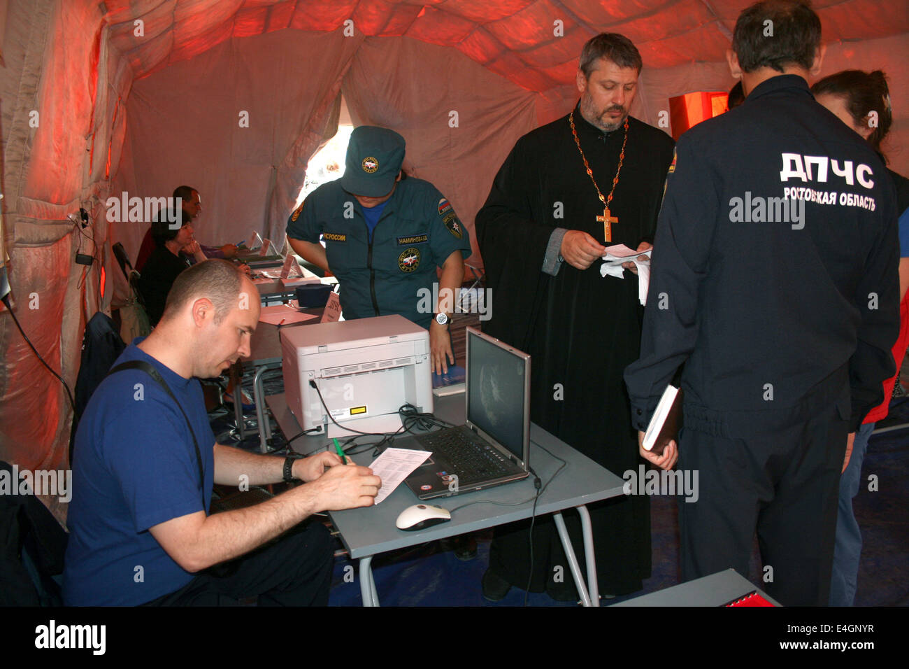 Rostov-Beamten, Zivilschutz und Klerus Mitglieder in den administrativen Bereich der Zelt-Flüchtlingslager in Novoshakhtinsk, Russland, 9. Juli 2014. Foto: Ulf Mauder/Dpa/Alamy Live News Stockfoto