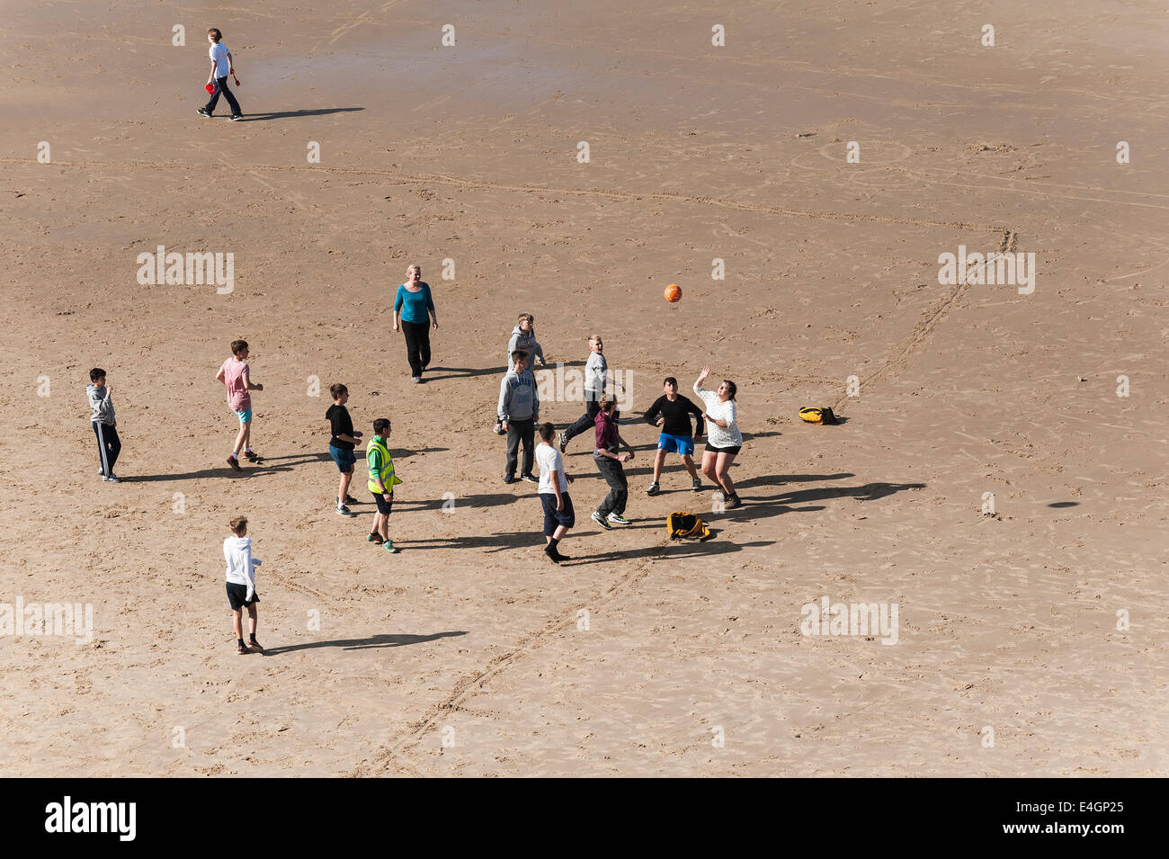 Jugendliche spielen auf Overstrand Strand. Stockfoto
