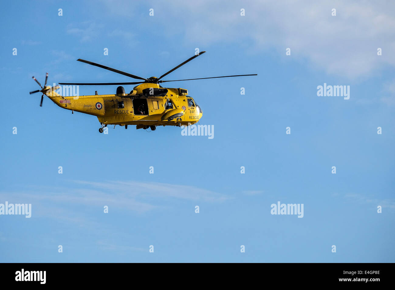 Ein RAF-Rettungshelikopter fliegen overhead. Stockfoto