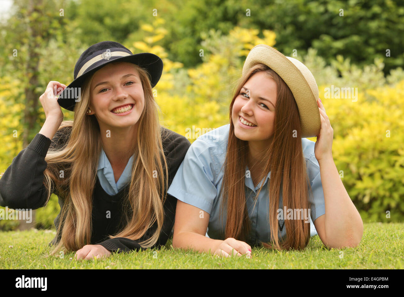 Zwei britische Schulmädchen Uniform und Hüte tragen. Stockfoto