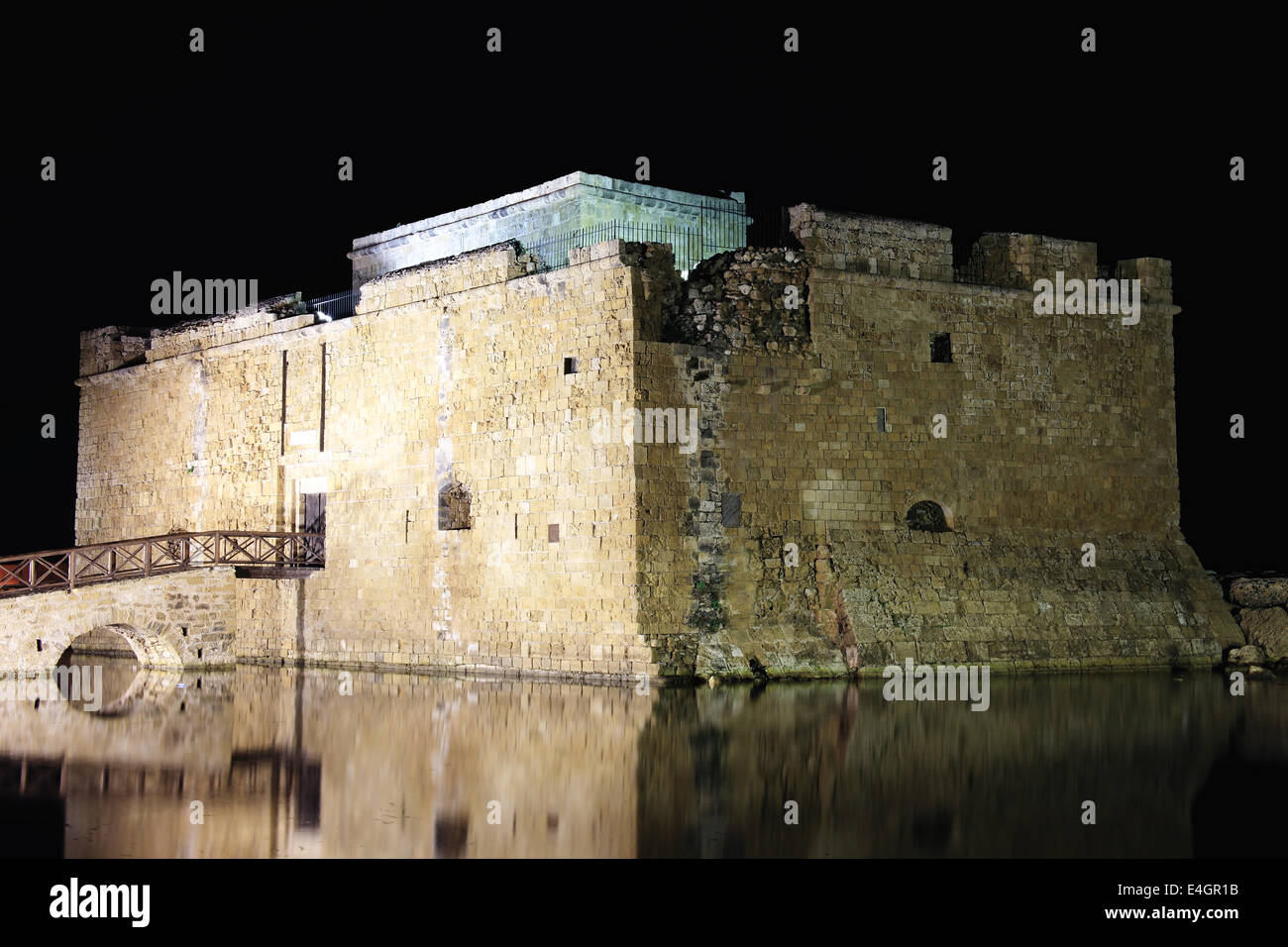 Paphos Burg bei Nacht, ursprünglich als eine byzantinische Festung, steht die Bewachung des Hafens in Paphos, Zypern Stockfoto