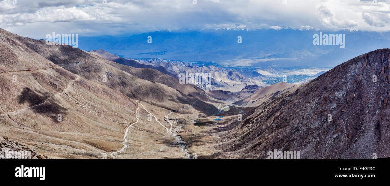 Panorama der Indus-Tal vom Kardung-La Pass - angeblich die höchste befahrbare Pass der Welt (5602 m). Ladakh, Indien Stockfoto
