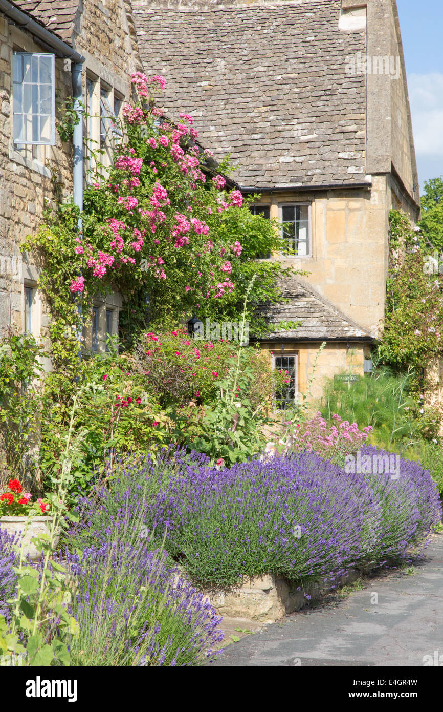 Bunte Cotswold Hütten am Broadway, Worcestershire, England, UK Stockfoto