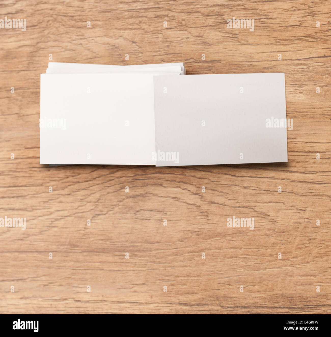 Visitenkarte-Stapel auf Schreibtisch Stockfoto