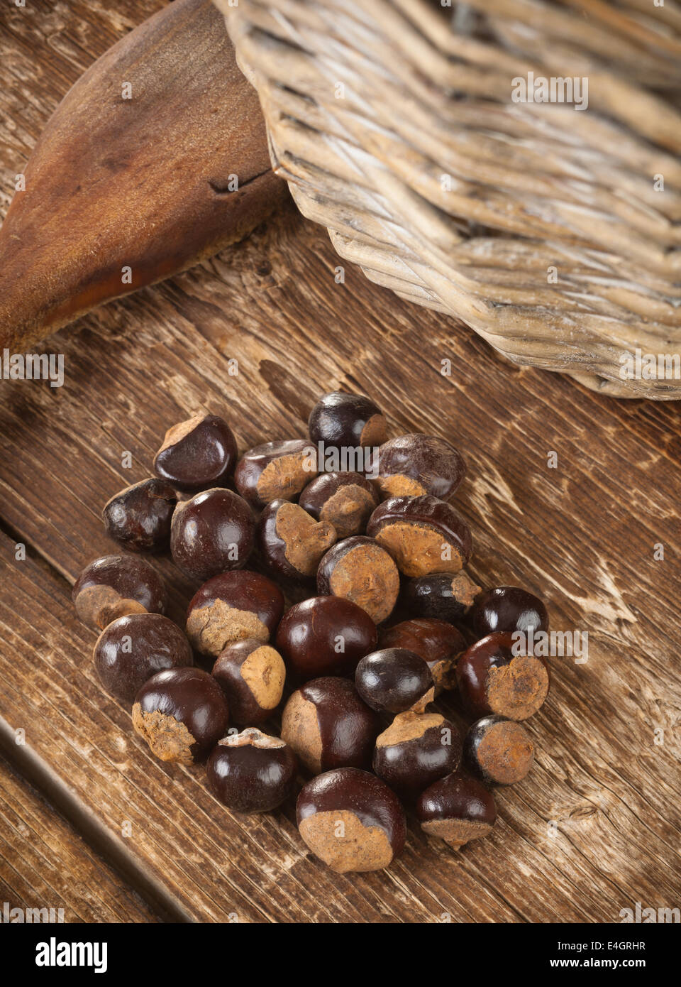 Guarana-Samen auf Holztisch mit Studio-Beleuchtung fotografiert Stockfoto