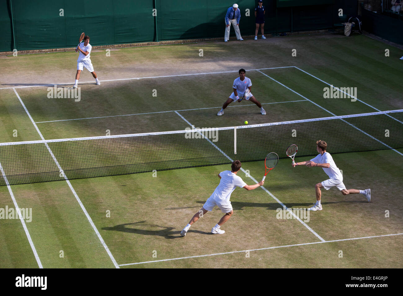 Wimbledon Tennis 2014 Boys Doppel Finale - Court 18 ORLANDO LUZ (BRA) & MARCELO ZORMANN (BRA) V STEFAN KOZLOV (USA) & ANDREY R Stockfoto