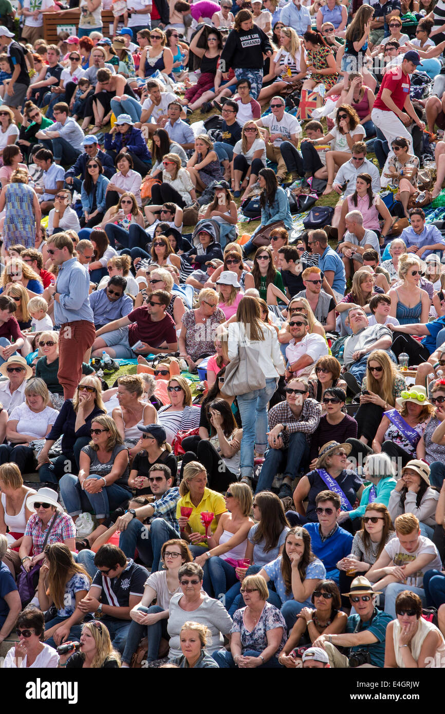 Fans auf Aorangi Terrasse sehen das Herrenfinale zwischen Djokovic und Federer auf der großen Leinwand der Championships Wimbledon 2014 T Stockfoto