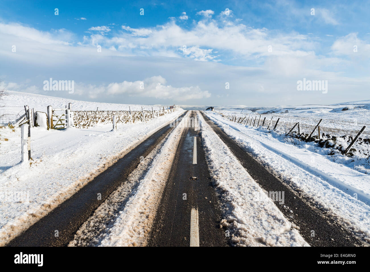 Schneebedeckten hohen Gipfel in den Peak District Derbyshire Stockfoto