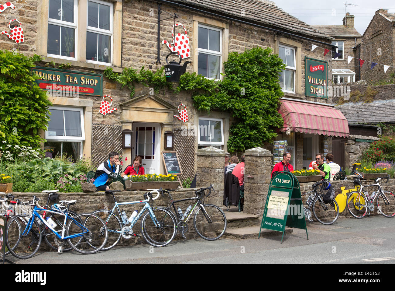 Radfahrer in einem Café im Muker, Swaledale, Yorkshire Dales National Park, North Yorkshire, England, UK Stockfoto