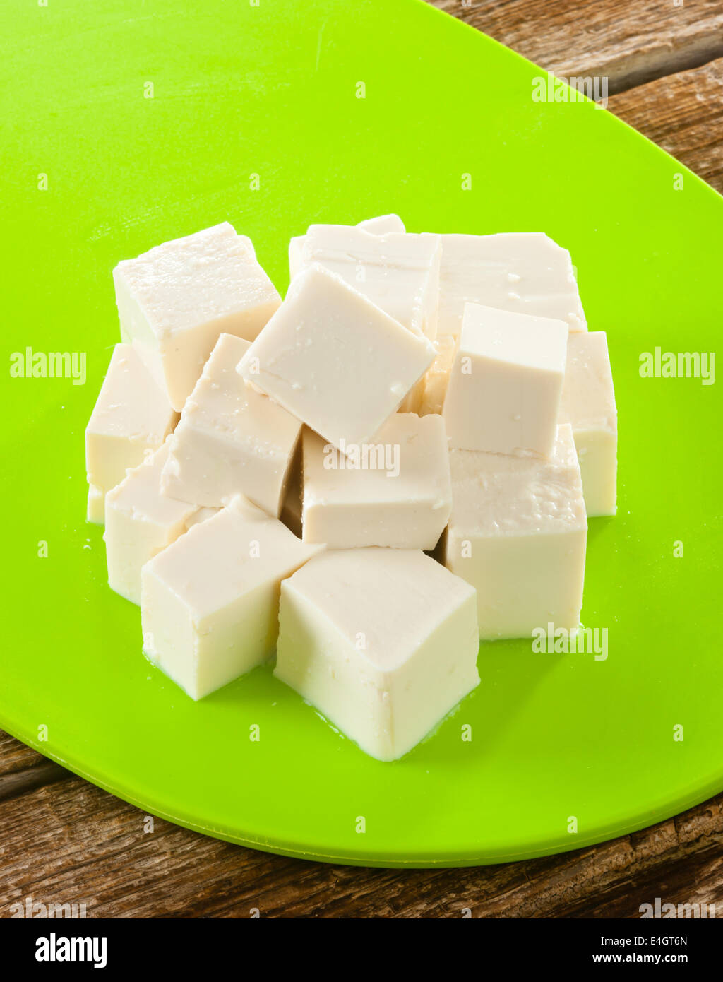 Frischer Tofu Würfel grün Kunststoff Schneidebrett. Stockfoto