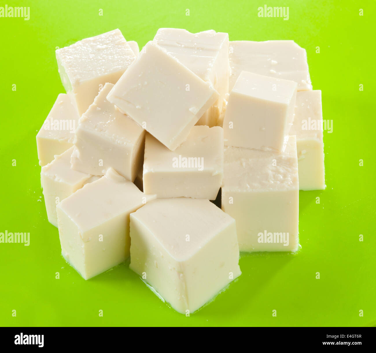 Frischer Tofu Würfel grün Kunststoff Schneidebrett. Stockfoto