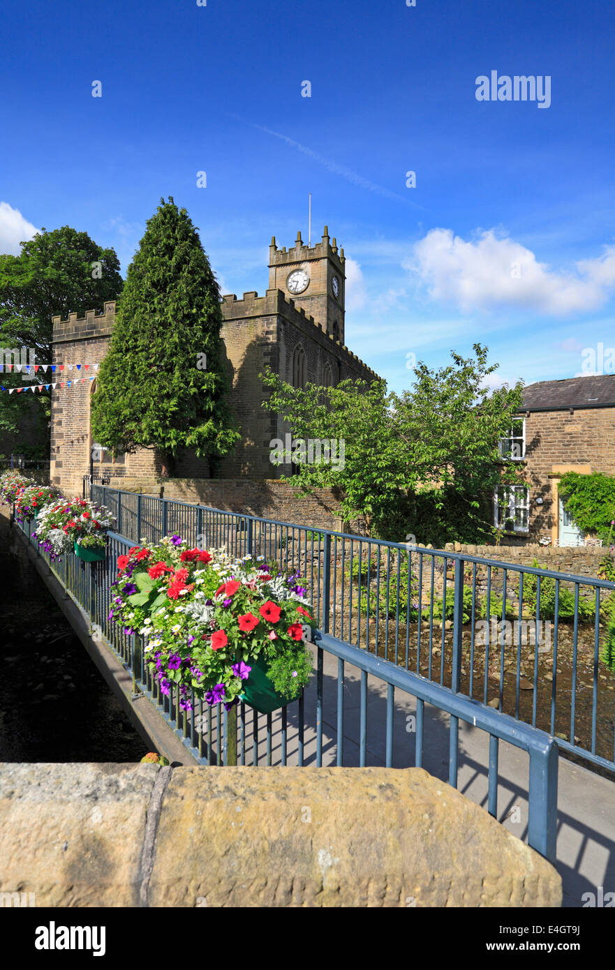 St Matthew Kirche und Fußgängerbrücke über den Fluss Sett in Hayfield, Peak District National Park, Derbyshire, England, UK. Stockfoto