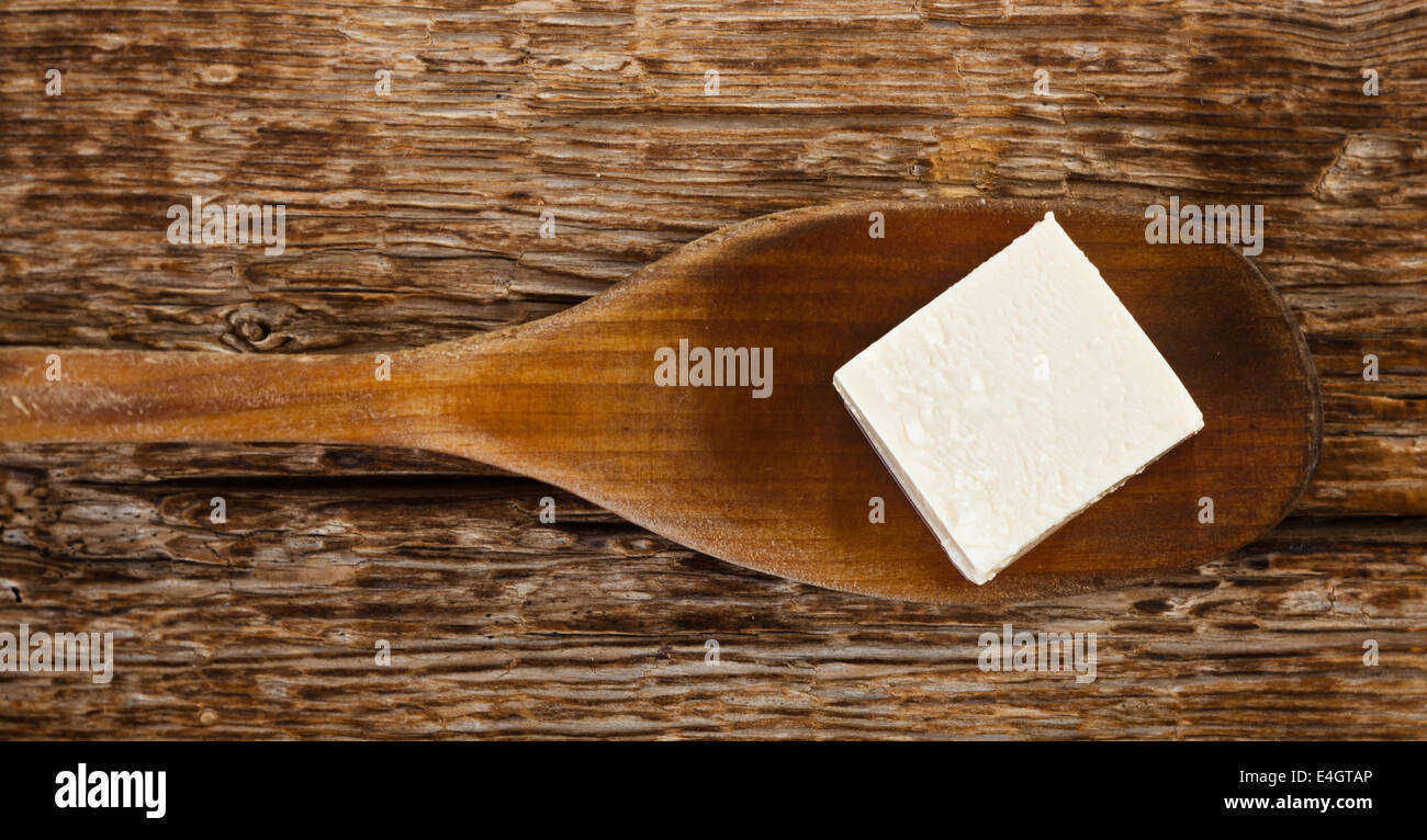 Frischer Tofu Cube in Holzlöffel auf Holztisch Stockfoto
