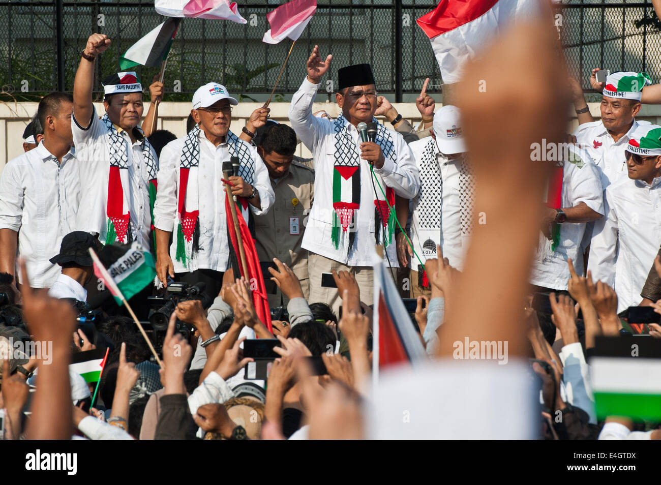 Jakarta, Indonesien. 11. Juli 2014. Indonesische Präsidentschaftskandidat Prabowo Subianto (C) besucht die "Solidarität für Palästina" Kundgebung zur Unterstützung Palästinas in Jakarta, Indonesien, 11. Juli 2014. Bildnachweis: Veri Sanovri/Xinhua/Alamy Live-Nachrichten Stockfoto