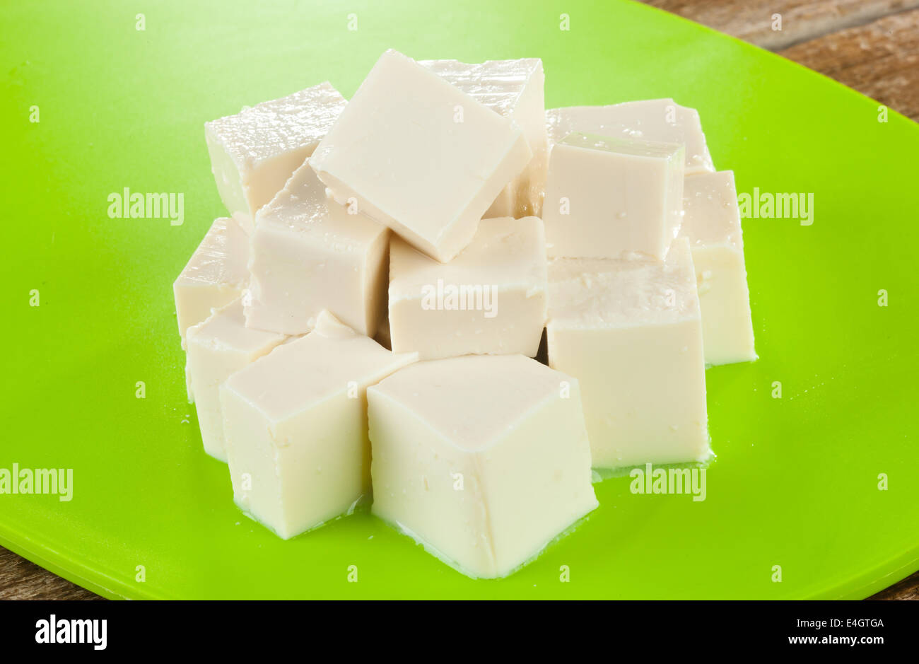 Frischer Tofu Würfel grün Kunststoff Schneidebrett. Stockfoto