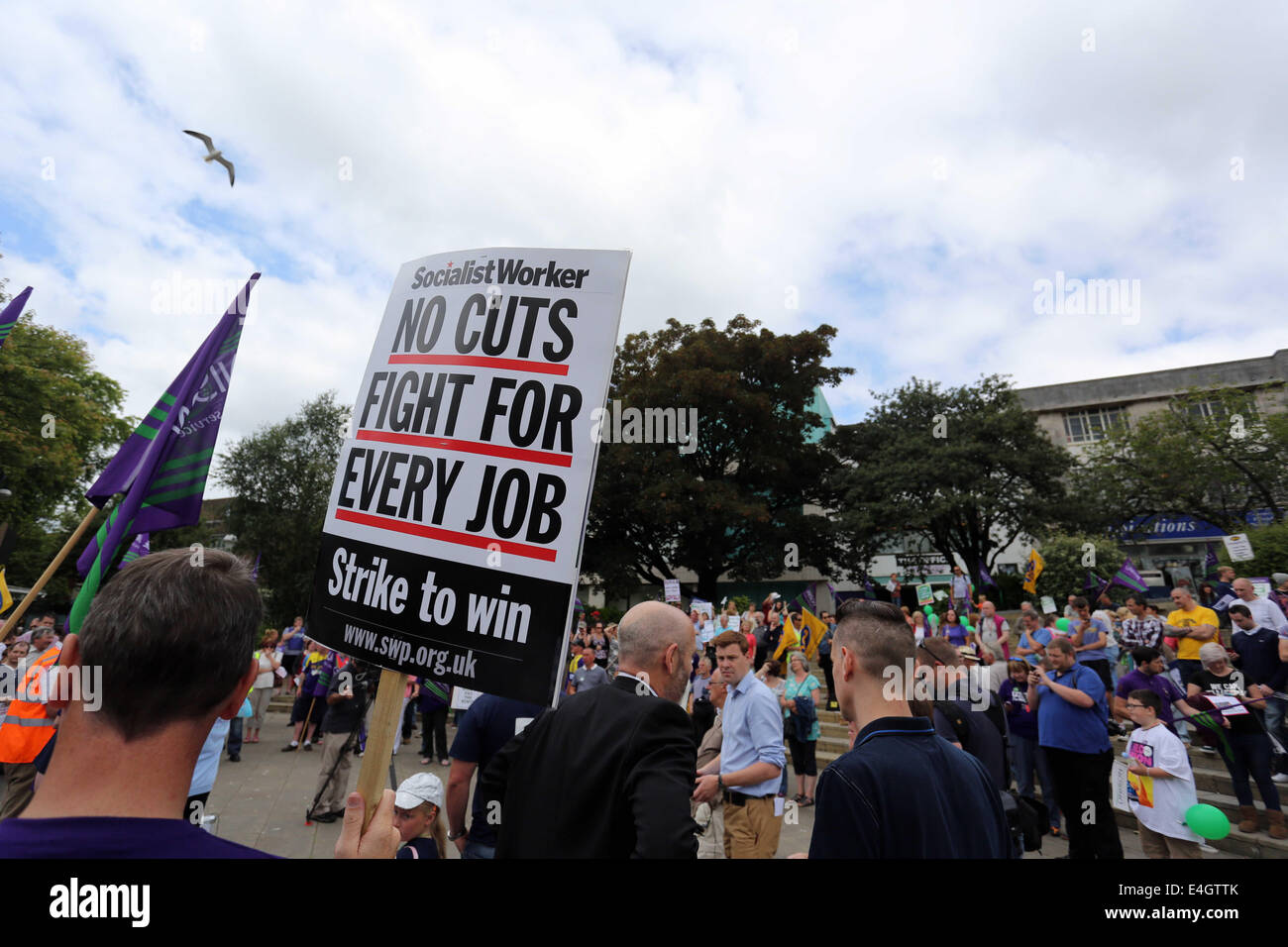 Swansea, Großbritannien. 10. Juli 2014.  Im Bild: Eine sozialistische Arbeiter Plakat lesen 'Keine Kürzungen für jeden Job Fight' Castle Square Gardens, Swansea, Südwales.  Re: Streiks in Großbritannien in einer Reihe von Auseinandersetzungen mit der Regierung über Löhne, Renten und Schnitten, mit mehr als 1 Million Beschäftigten im öffentlichen Dienst voraussichtlich ins Geschehen einsteigen statt.  Feuerwehrleute, Bibliothekare und Rat Mitarbeiter gehören zu den Teilnehmern aus mehreren Gewerkschaften mit Kundgebungen statt in ganz Großbritannien. Bildnachweis: D Legakis/Alamy Live-Nachrichten Stockfoto