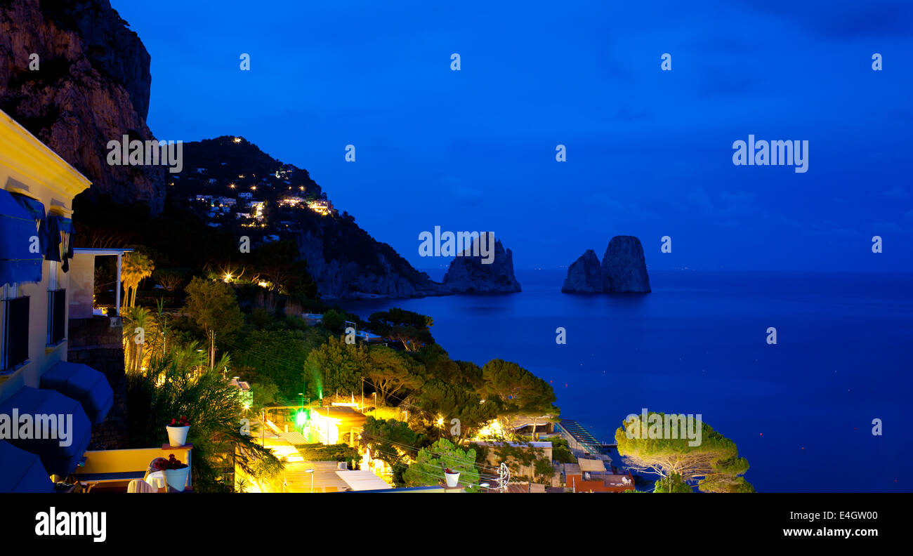 Blick auf Marina Piccola bei Nacht, Insel Capri, Kampanien, Italien. Stockfoto
