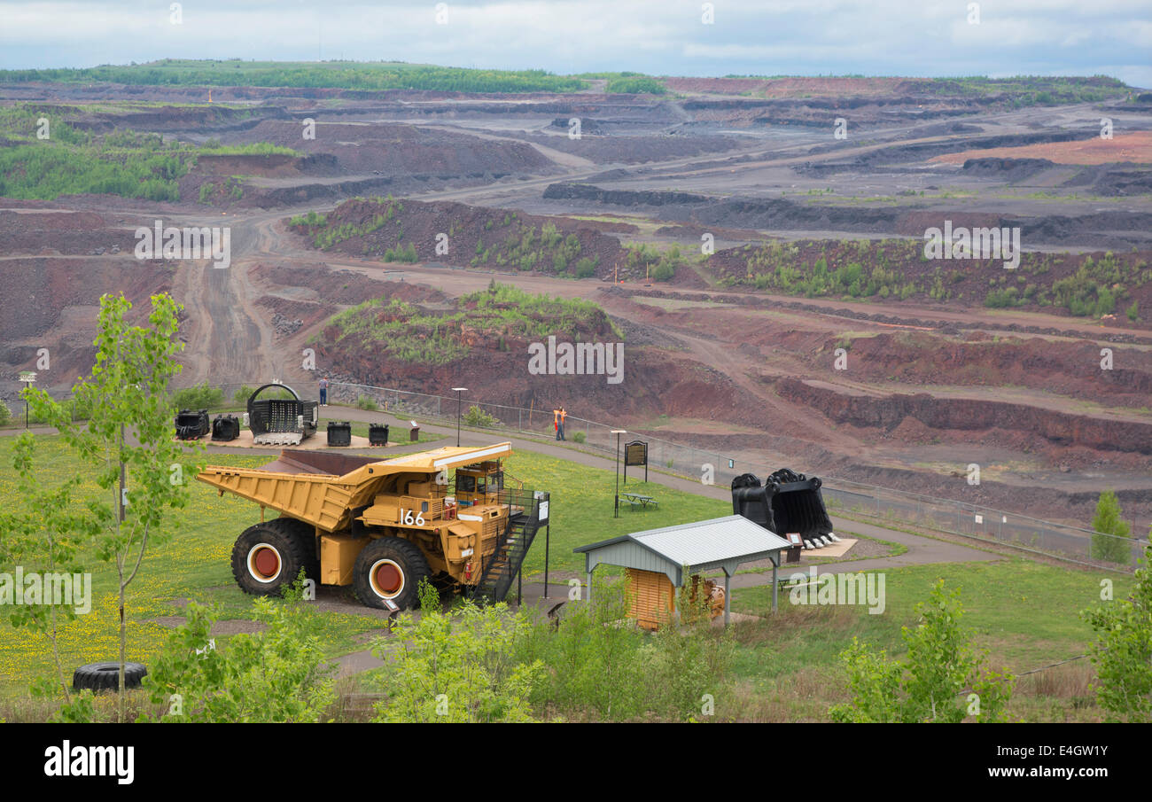 Hibbing, Minnesota - der Rumpf Rost Mahoning, der weltweit größten Tagebau Eisenmine Erz. Teil des Bergwerks aus zu sehen ist Stockfoto