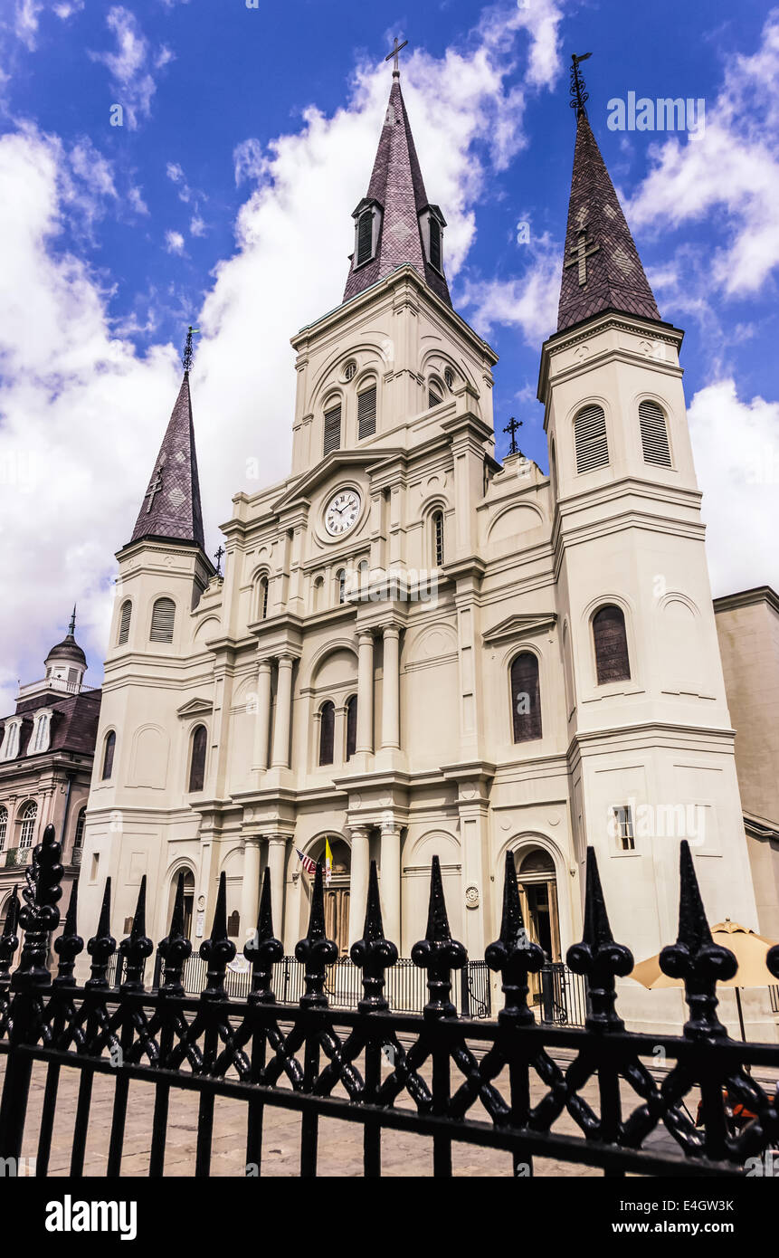Außenansicht des Eisenzaun mit St. Louis Cathedral in den französischen Viertel, New Orleans LA USA Stockfoto