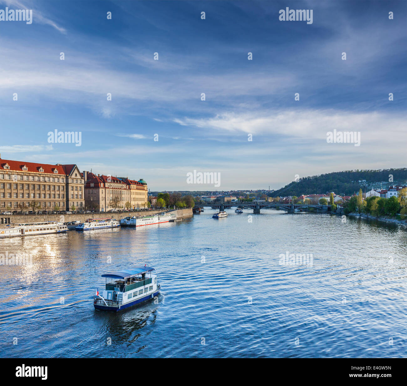 Ausflugsboote auf Moldau in Prag, Tschechische Republik Stockfoto