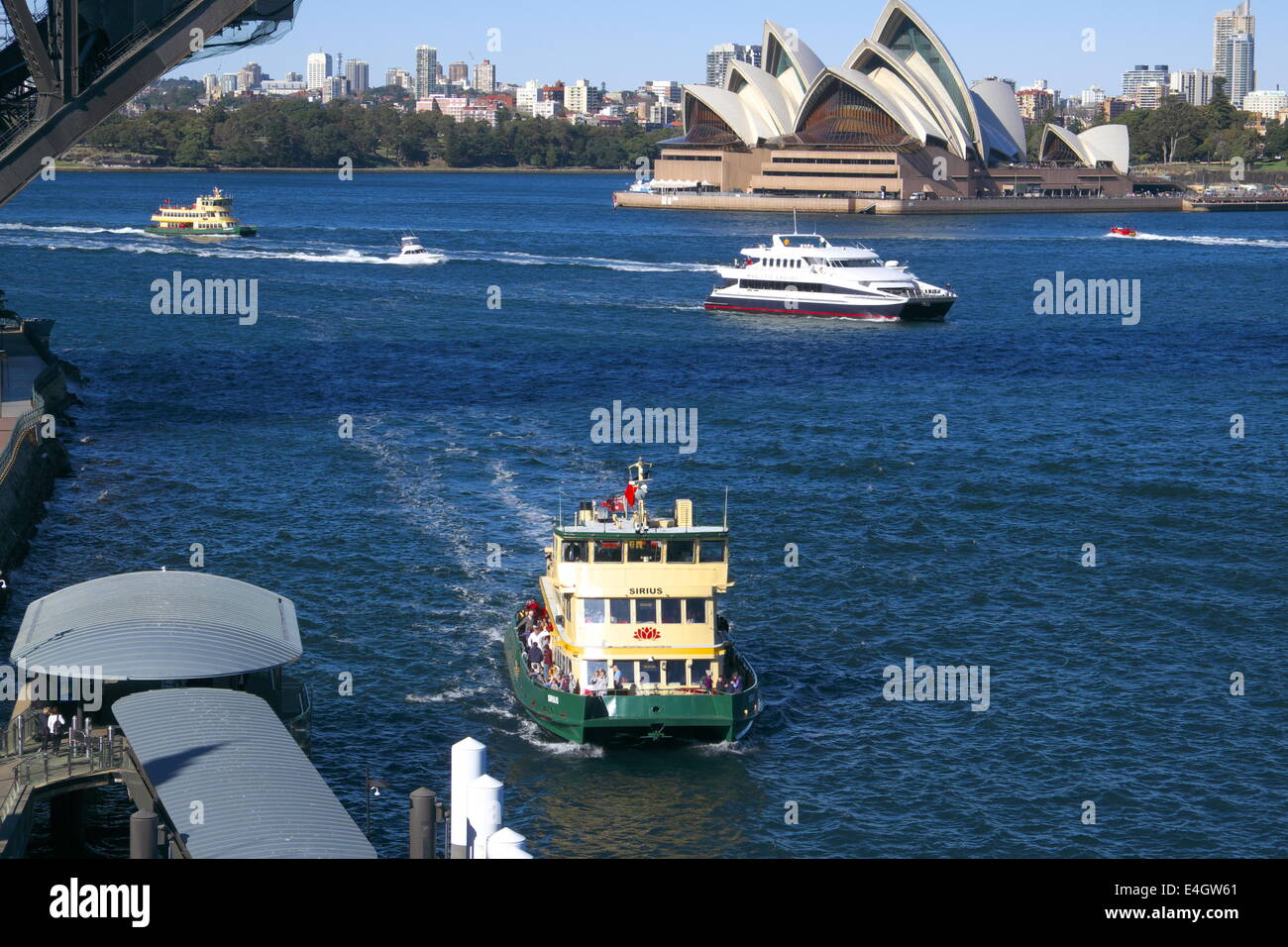 Sydney Hafenbrücke, Fähre und Oper von milsons Point, Sydney, australien Stockfoto