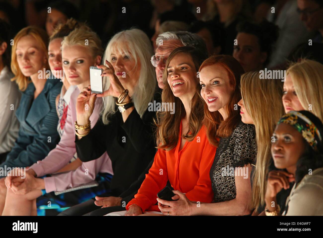 Von links: Leiter Marc Cain, Helmut Schlotterer Schauspielerinnen Hilary Ann Swank und MArcia Cross, Sylvie Meis, Fauke Ludowig und Motzi Mabuse besuchen die Marc Cain Fashion Show während der Mercedes-Benz Fashion Week Frühjahr/Sommer 2015 in Berlin. / picture Alliance Stockfoto