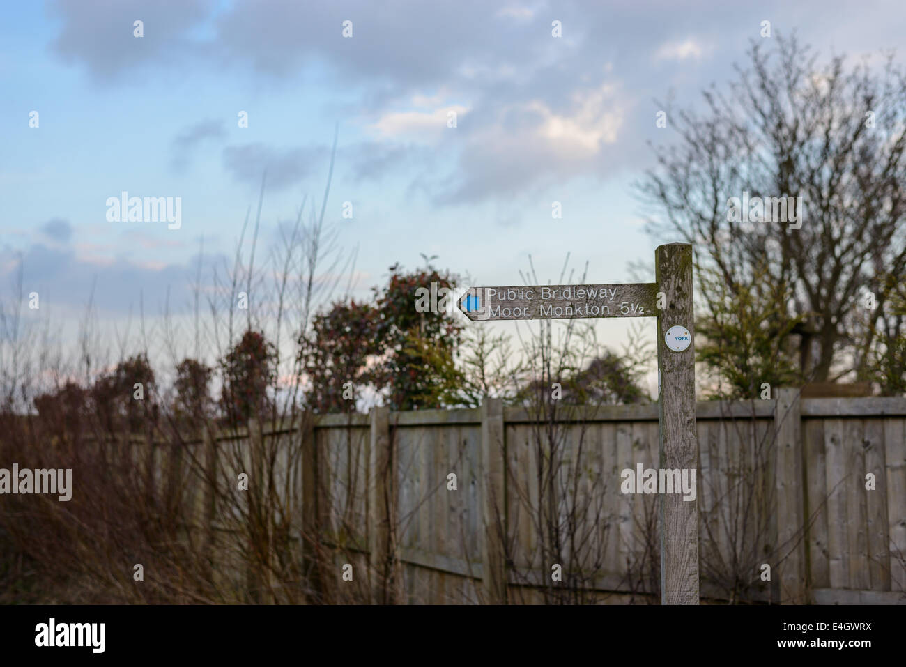 Eine hölzerne öffentlichen Maultierweg Pfad Wegpunkt in Poppleton, ein halb ländlichen Dorf am Stadtrand von York, North Yorkshire, UK. Stockfoto