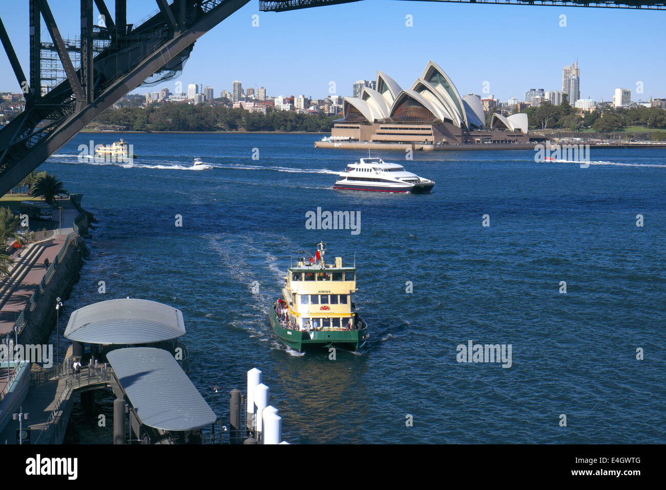 Sydney Harbour Bridge, Fähre und Opernhaus gesehen von Milsons Point, Sydney, Australien Stockfoto